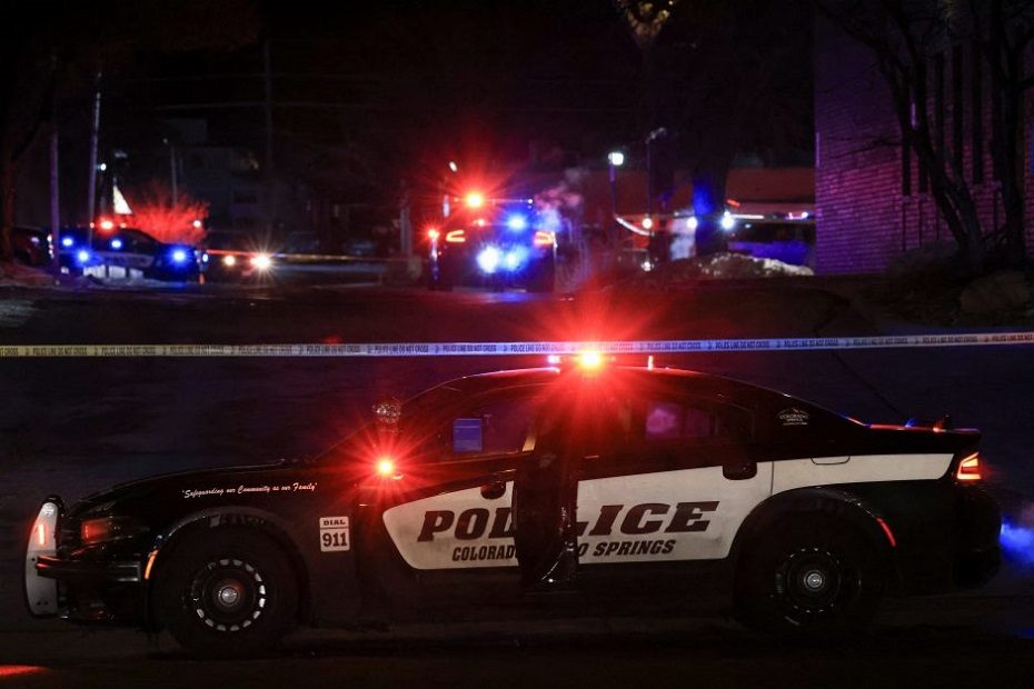 Per šaudynes Kolorado LGBTQ naktiniame klube žuvo mažiausiai penki žmonės