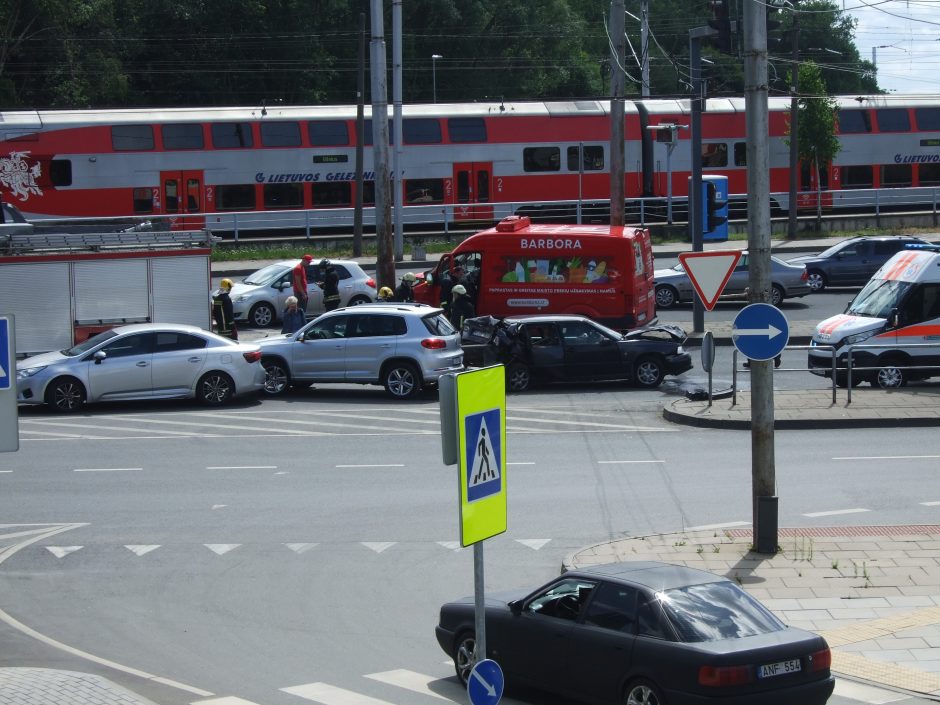 Šalia Kauno geležinkelio stoties – keturių automobilių avarija