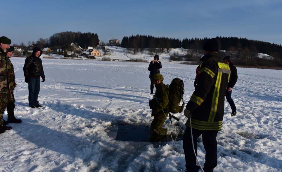 Moksleiviai mokosi saugaus elgesio ant ledo