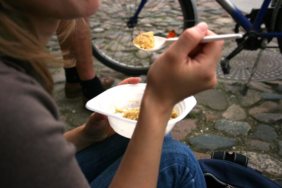 Siūlo drausti nemokamus vienkartinius puodelius ir lėkštes kavinėse