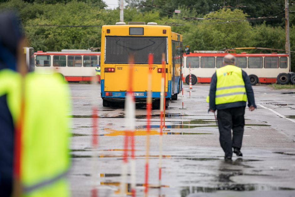 Sostinės viešojo transporto vairuotojai varžėsi meistriškumo varžybose