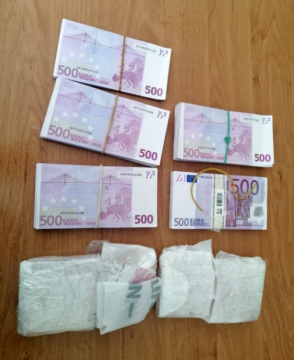 Muitininkų „laimikis“: iš kontrabandininkų atėmė 3 mln. rublių ir 200 tūkst. eurų