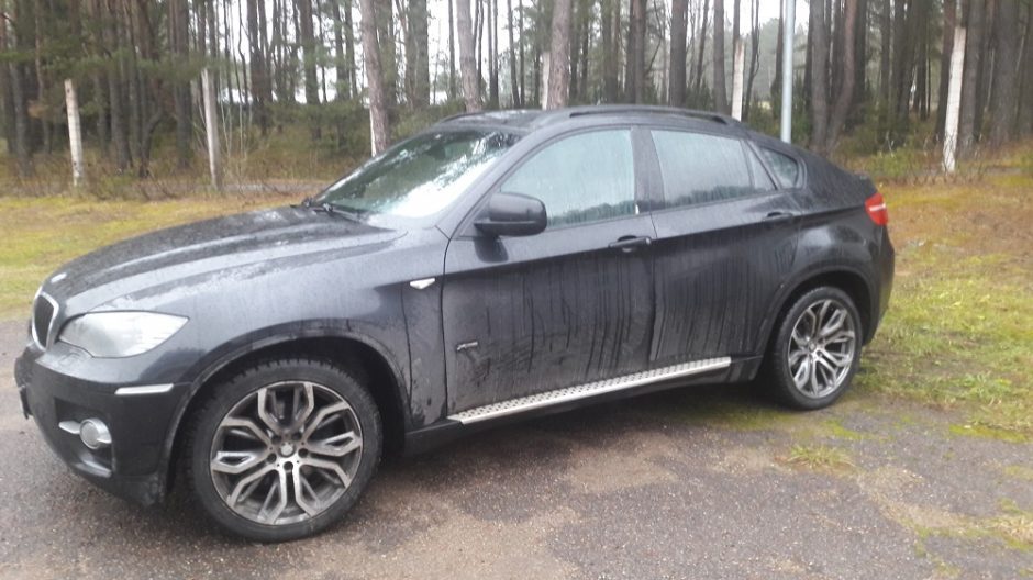 Kaune siautėja vagišiai: iš kiemo pavogtas automobilis „BMW X6“