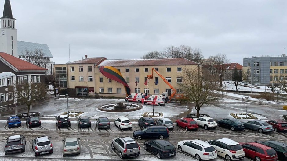 Nelaimė Klaipėdos rajone: nukabindami trispalvę nukrito ir susižalojo darbininkai