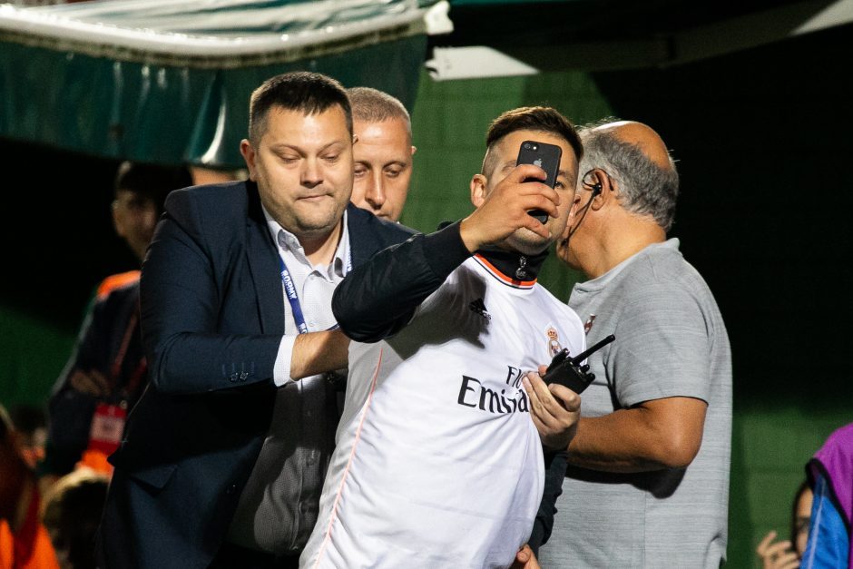 Paaiškėjo, kokio dydžio bauda skirta į aikštę pas C. Ronaldo bėgusiam aistruoliui