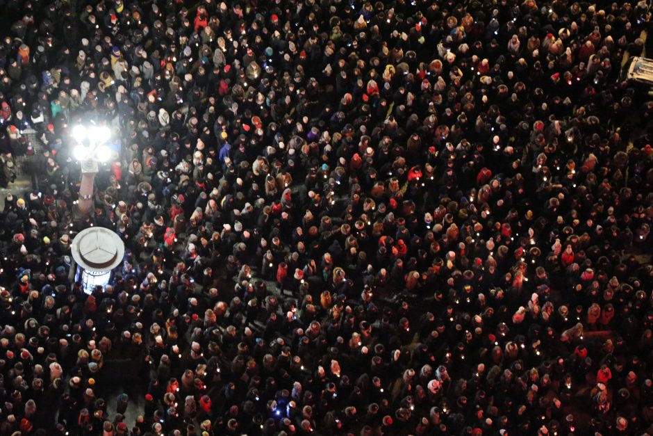 Lenkijoje tūkstančiai žmonių išėjo į gatves gedėti nužudyto Gdansko mero