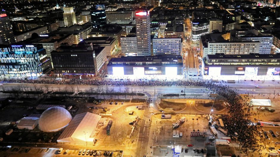 Lenkijoje tūkstančiai žmonių išėjo į gatves gedėti nužudyto Gdansko mero