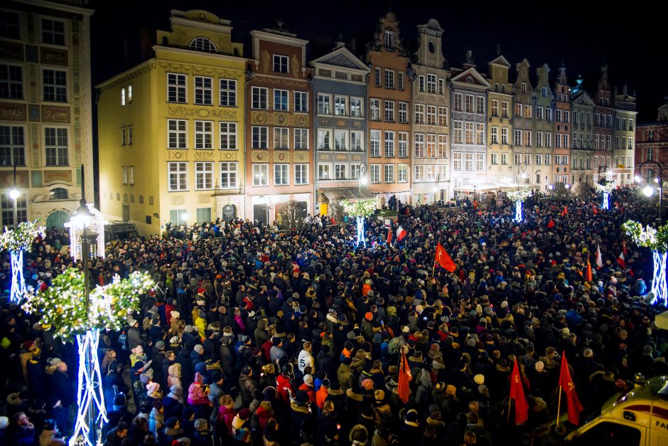 Lenkijoje tūkstančiai žmonių išėjo į gatves gedėti nužudyto Gdansko mero