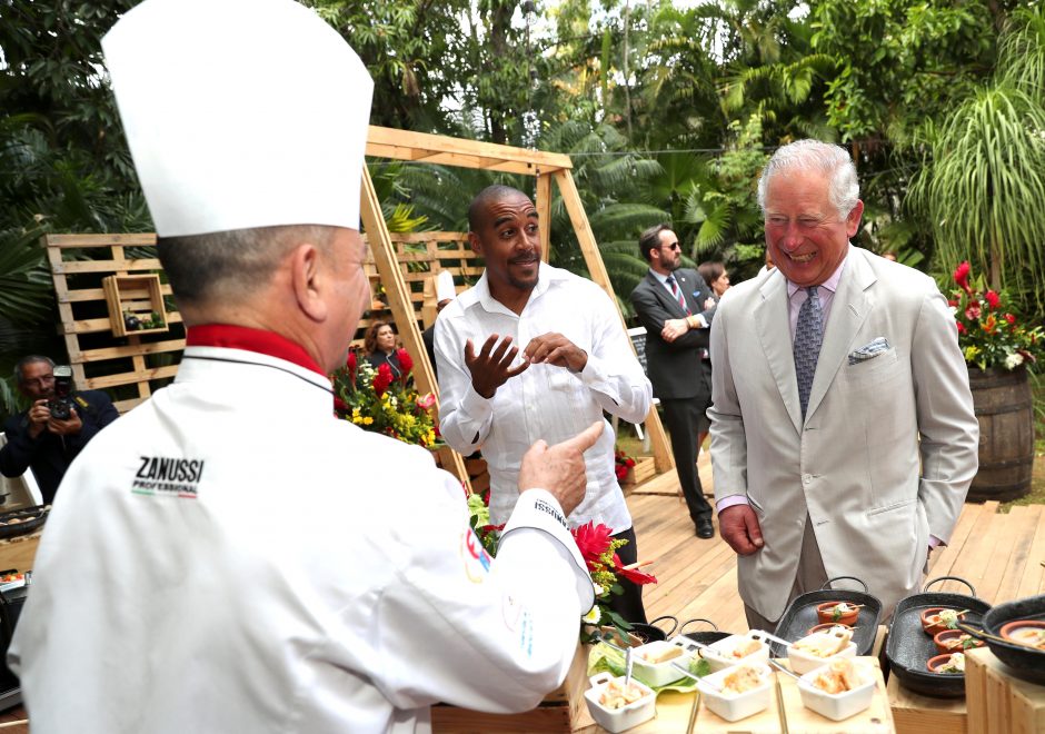 Princas Charlesas Havanoje plakė mochitą ir trynė cukranendres