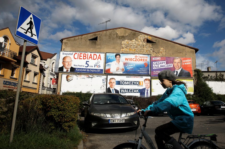 Lenkija renka naują parlamentą: kam pranašaujama pergalė?