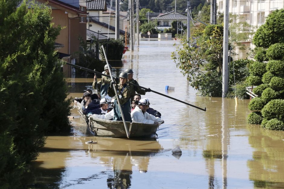 Skaičiuojamos didžiausio per dešimtmetį taifūno Japonijoje aukos: žuvo 19 žmonių