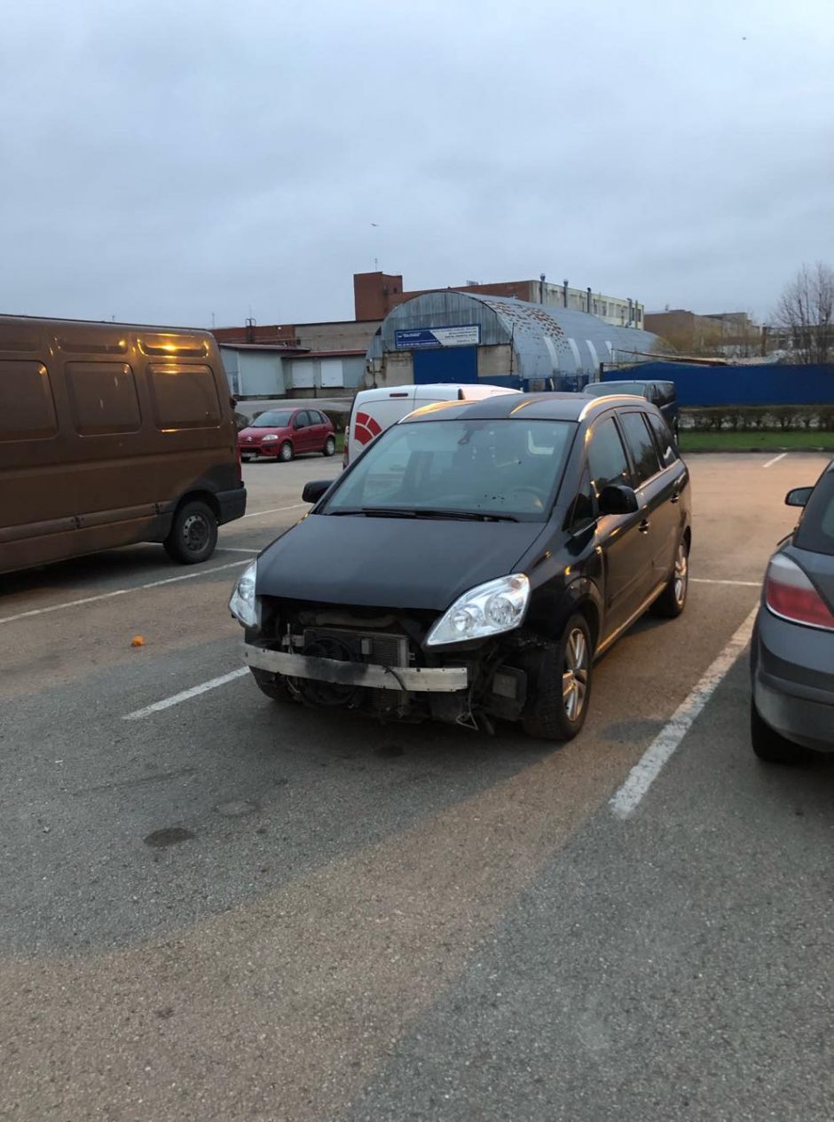 Klaipėdiečiai beda pirštu į miesto piktžaizdes: vis daugėja apleistų automobilių