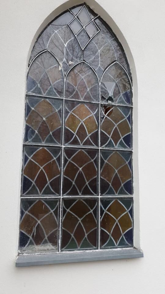 Vandalai vėl nusitaikė į Kauno mečetę: išdaužti du vitražiniai langai