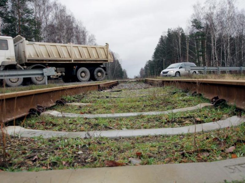 Kiškėnų geležinkelio pervažoje – traukinio ir sunkvežimio avarija