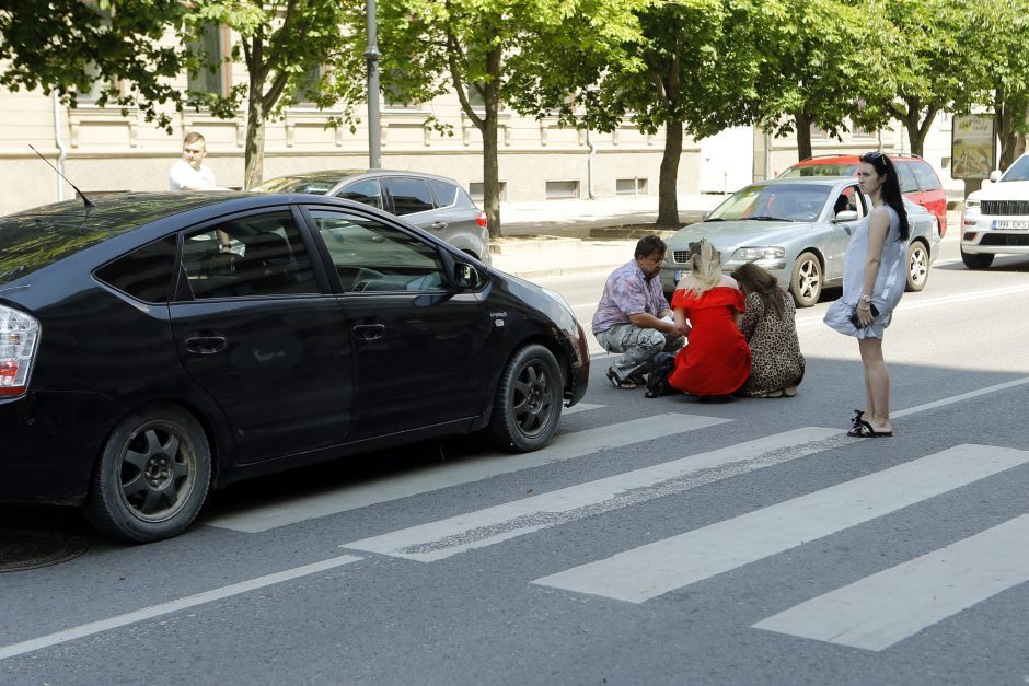 Siaubinga avarija Ukmergėje: automobilis partrenkė į perėją įbėgusią mergaitę