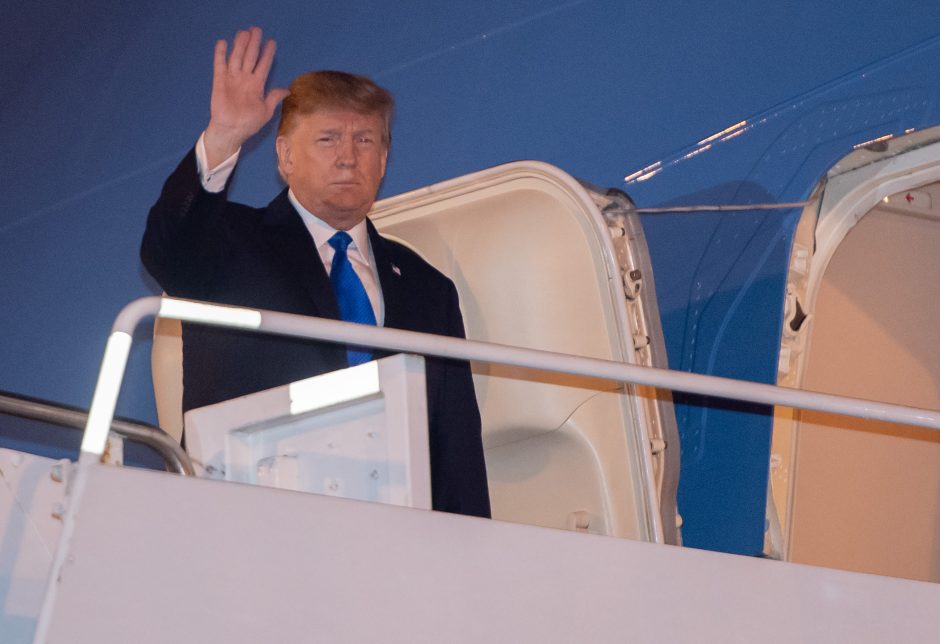 D. Trumpas nusileido Vietnamo sostinėje, kur vyks susitikimas su Kim Jong Unu