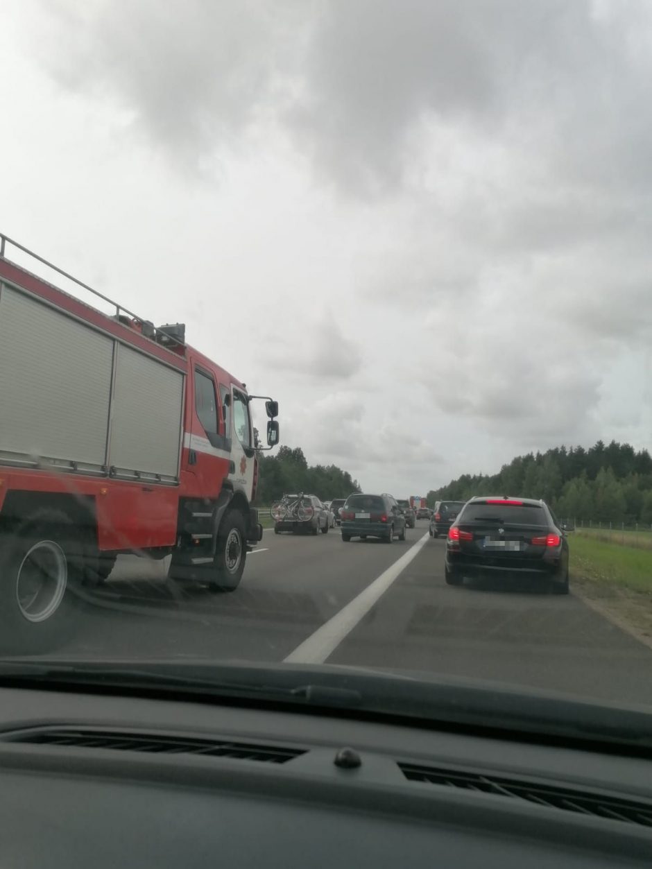 Į avariją autostradoje prie Gargždų pateko pareigūnų automobilis: yra sužeistųjų