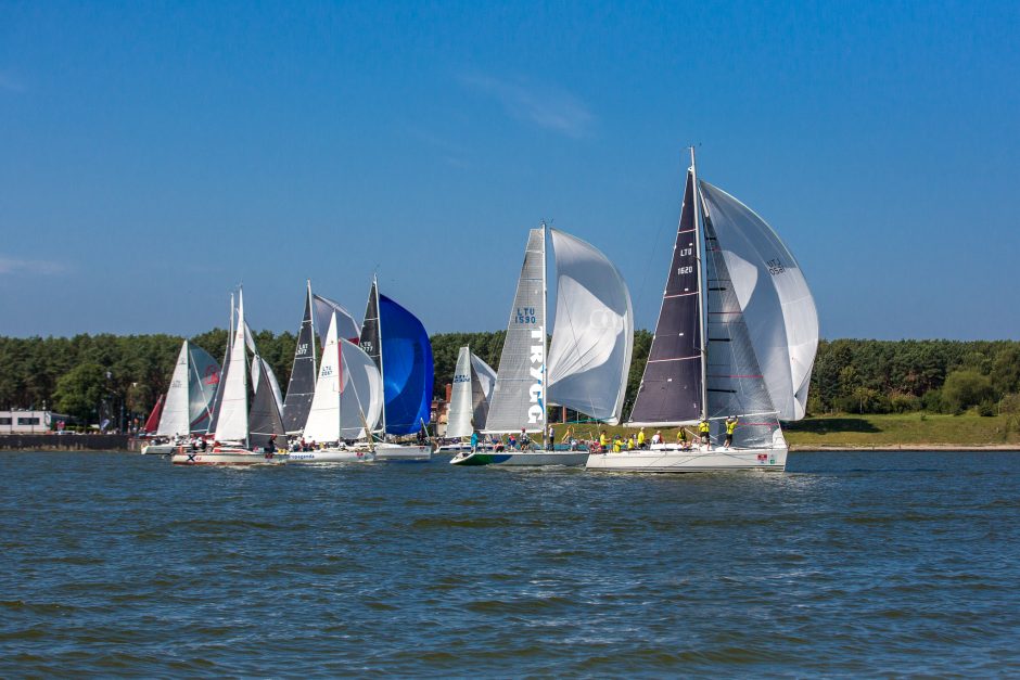 Įspūdingi vaizdai ir įtempta kova: Klaipėdoje startavo 52-oji „Kuršių marių regata“