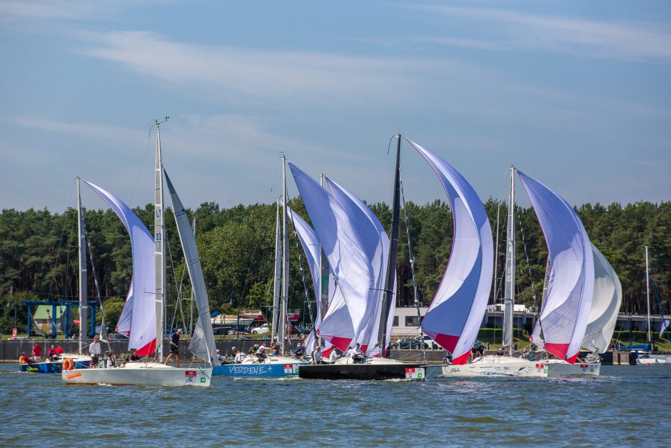 Įspūdingi vaizdai ir įtempta kova: Klaipėdoje startavo 52-oji „Kuršių marių regata“