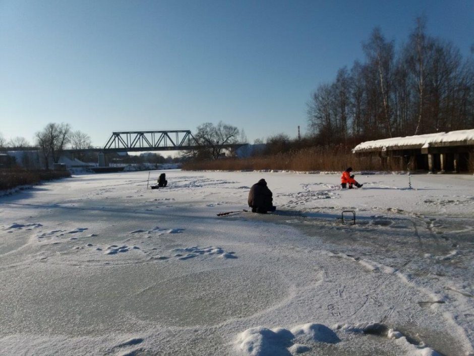 Klaipėdos pareigūnai tikrino, ar saugiai žvejojama ant užšalusių vandens telkinių