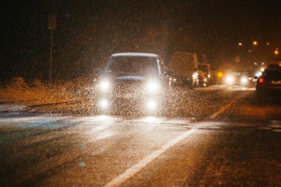 Įspėja vairuotojus: naktį eismo sąlygas sunkins plikledis ir snygis