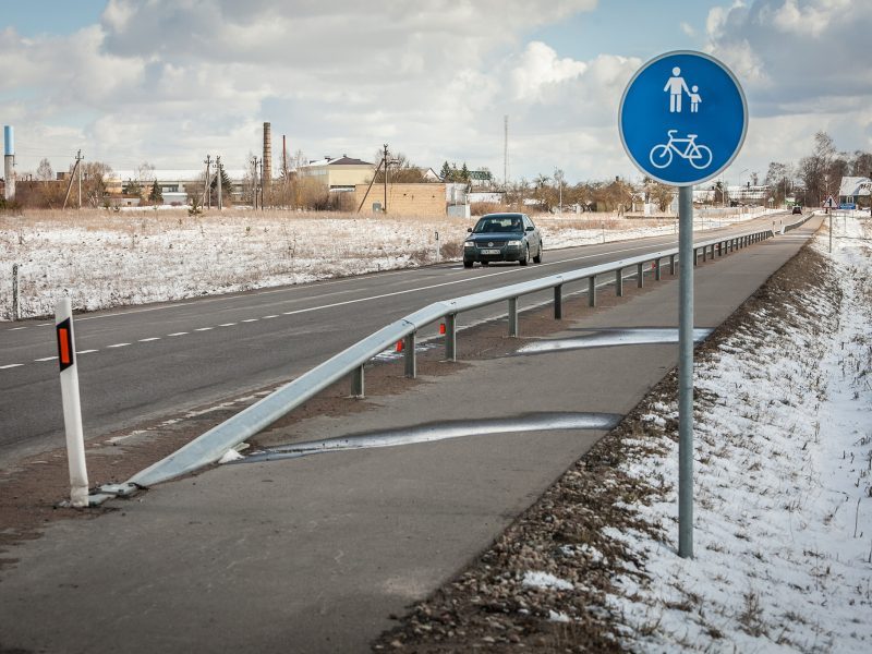 Įspėja vairuotojus: keliuose yra slidžių ruožų, kai kur eismą sunkina snygis