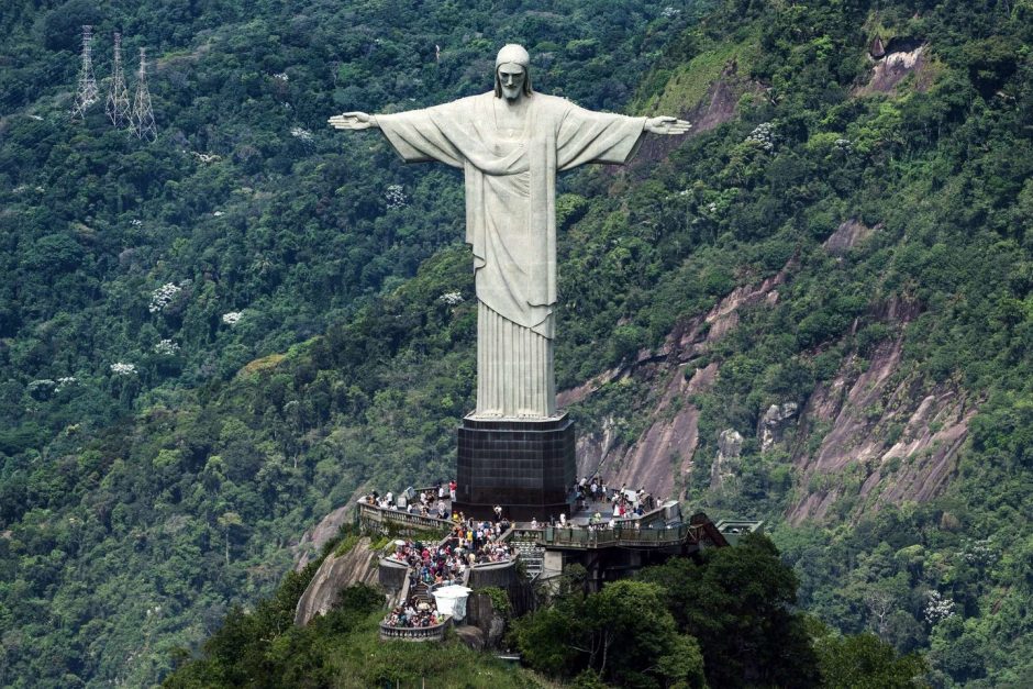 Brazilijoje sulaikyti du prancūzų keliautojai: užsiropštė ant garsiosios Kristaus statulos