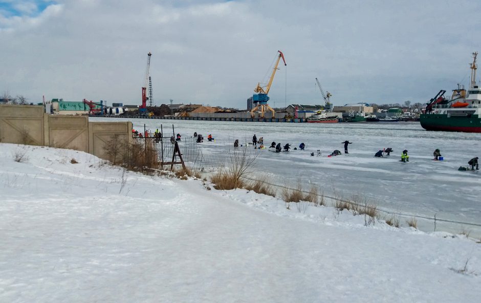 Pareigūnai vėl tikrino ant ledo žvejojančius žvejus: sučiuptas ne vienas pažeidėjas