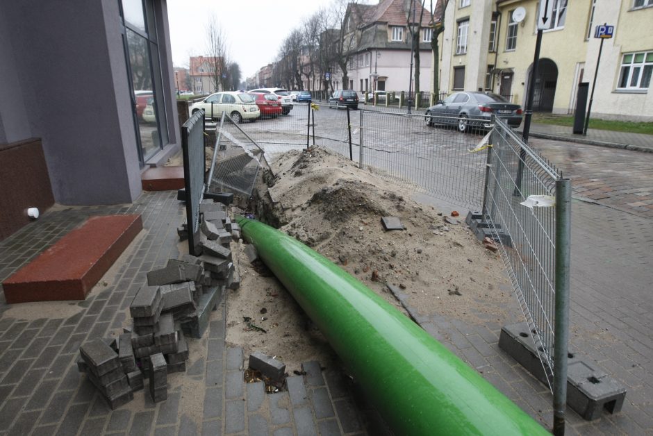 Klaipėdiečiai stebisi nesikeičiančiu vaizdu: kodėl nuo kelio nepatraukiamas vamzdis?