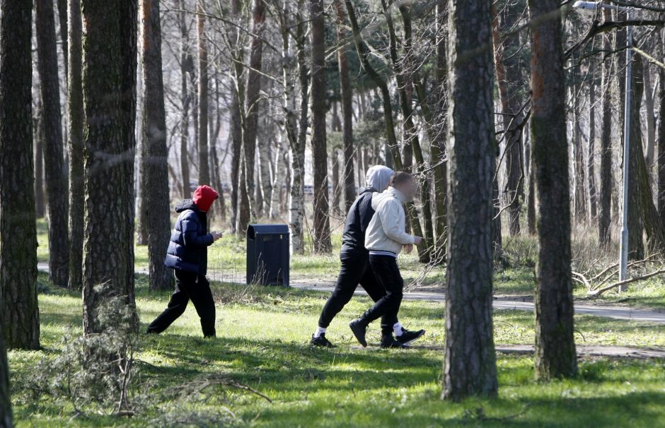 Už pramogas – solidžios baudos: jauniems klaipėdiečiams karantinas nė motais