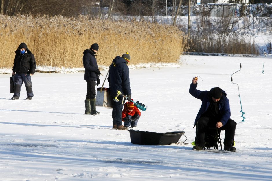 Žvejai okupavo Dangę: ant ledo traukia būriais