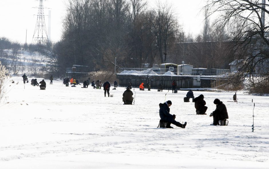 Žvejai okupavo Dangę: ant ledo traukia būriais