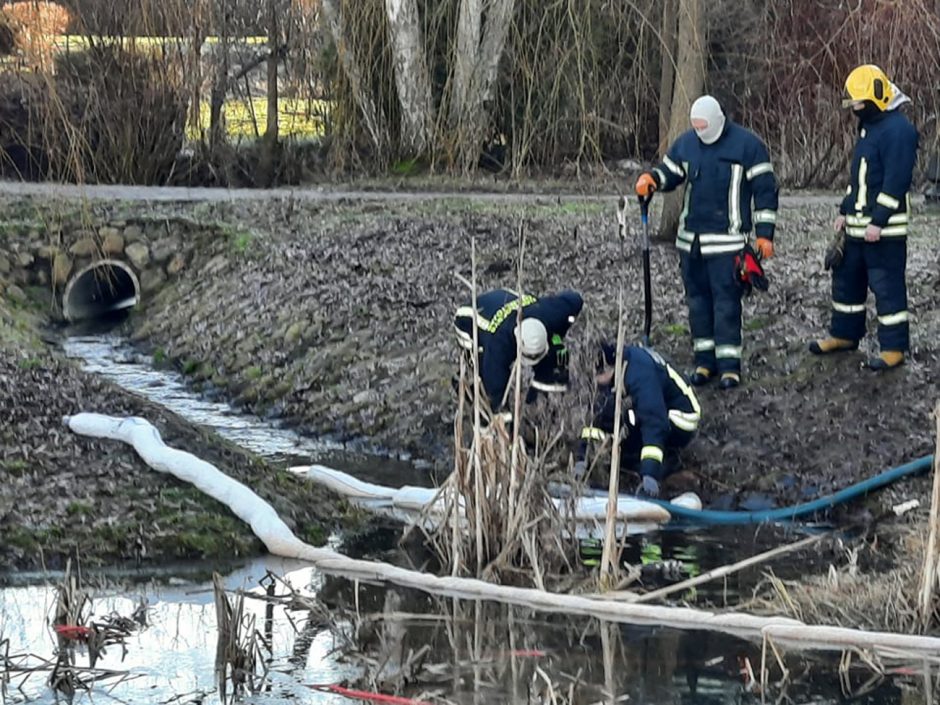 Tarša Salantuose: kas į vandenį leidžia dyzeliną – neaišku, tačiau rastas neteisėtas vamzdis