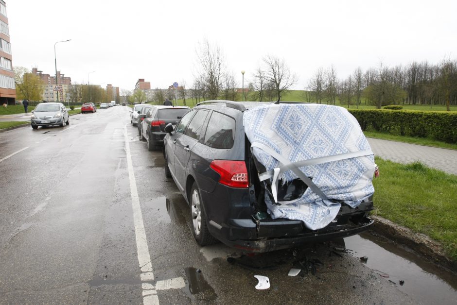 I. Simonaitytės gatvės gyventojus prikėlė trenksmas: „Lexus“ rėžėsi į virtinę nakčiai paliktų mašinų