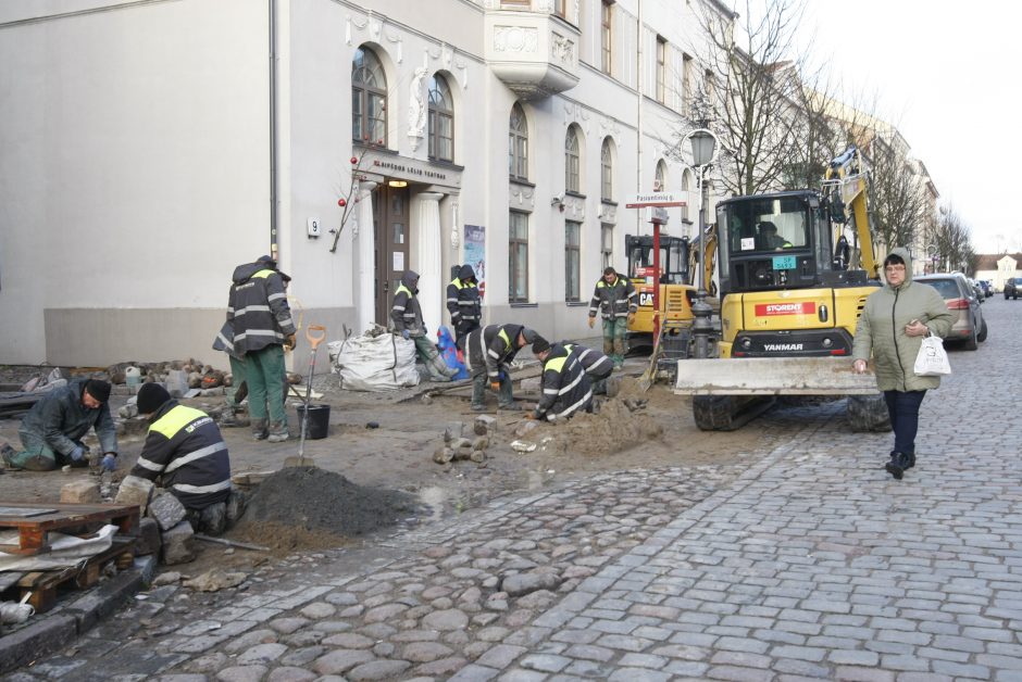 Dėl naujo grindinio Klaipėdos senamiestyje aukos medžius?