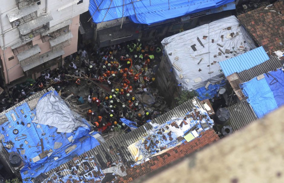 Indijoje sugriuvus pastatui žuvo mažiausiai 2 žmonės, dešimčių ieškoma