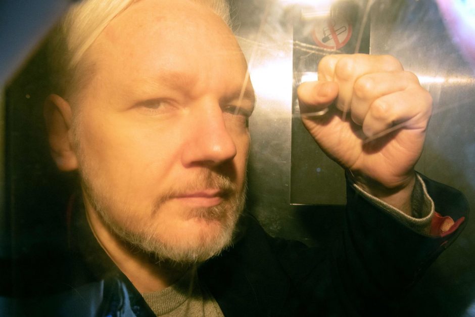 J. Assange'as iš Ekvadoro ambasados vadovavo kišimuisi į JAV prezidento rinkimus