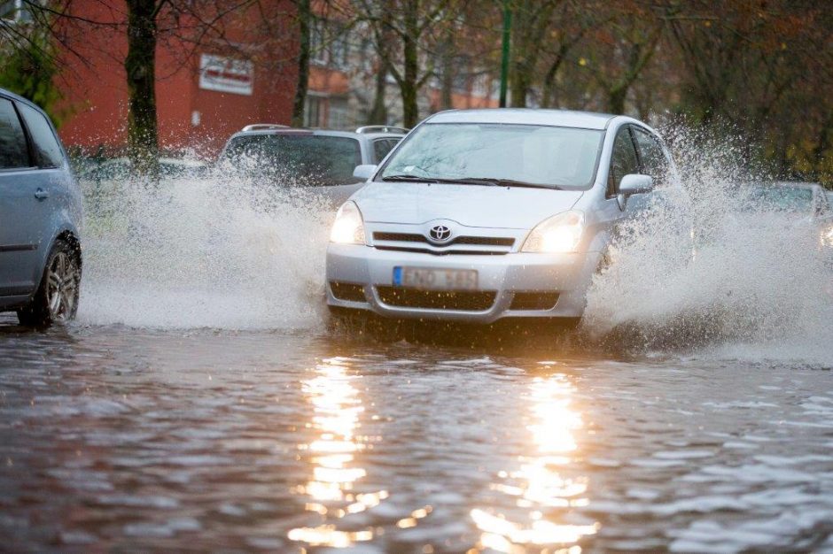 Klaipėdą skandino lietus: po gausesnių kritulių patvino Reikjaviko gatvė