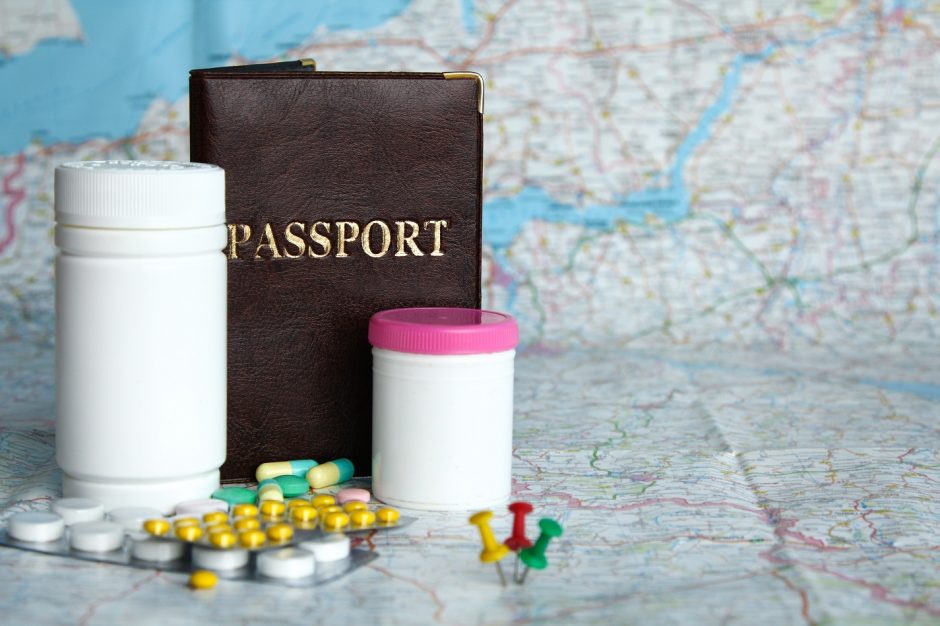 Ruošiatės kelionei lėktuvu: ką būtina žinoti apie vaistus ir medicinines pažymas?