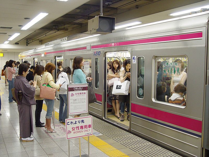 Japonijoje vyrai nėra laukiami kai kuriuose metro vagonuose: priežastis – itin rimta
