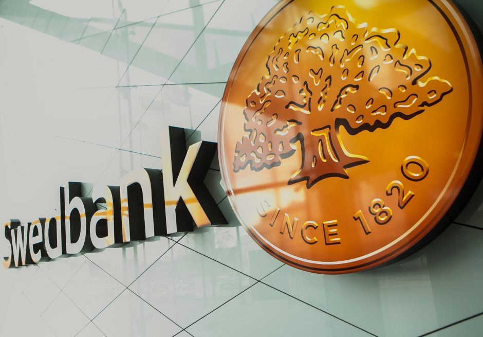 „Swedbank“ įtariamo pinigų plovimo tyrimą atliks „Forensic Risk Alliance“