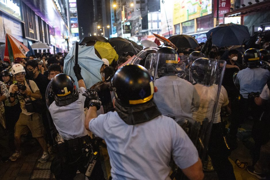 Honkonge – dar vienas susirėmimas su protestuotojais: sulaikė penkis asmenis