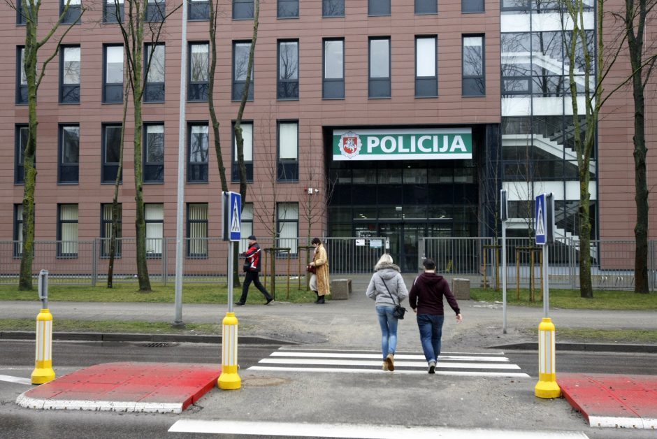 Pareigūnė Klaipėdos policijos kabinete paliko degančią žvakę