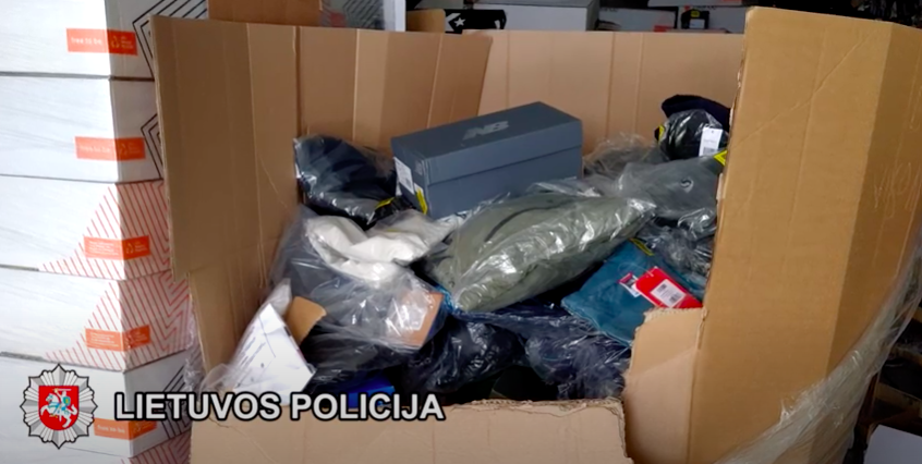 Klaipėdoje rasti, įtariama, vogti drabužiai ir avalynė: krovinio vertė – apie 500 tūkst. eurų