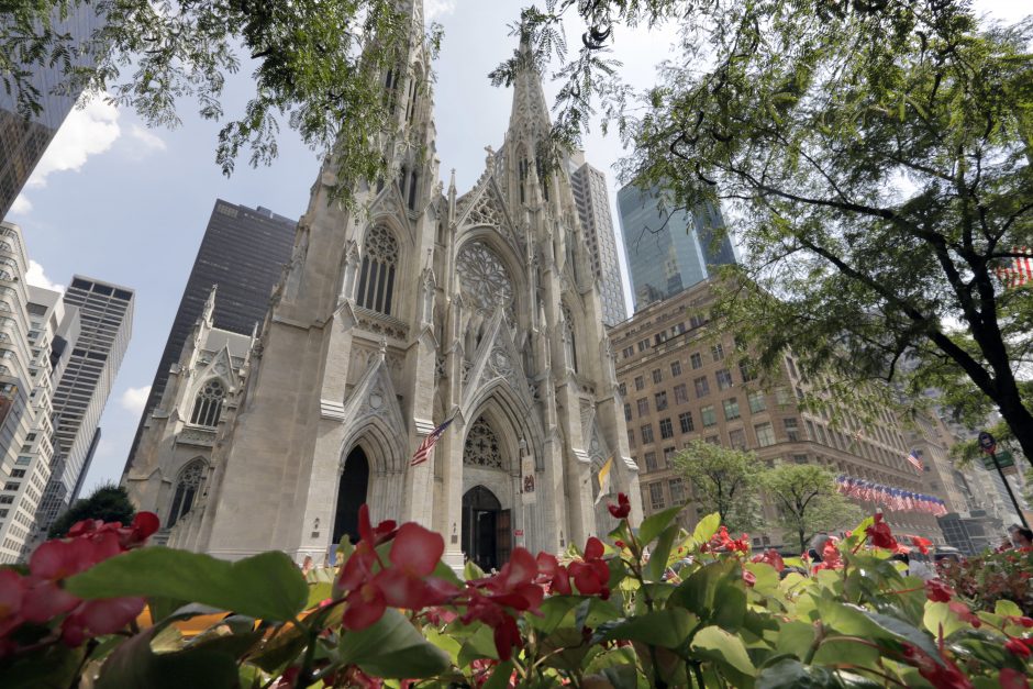 Vyras su dviem benzino kanistrais mėgino patekti į Šv. Patriko katedrą Niujorke