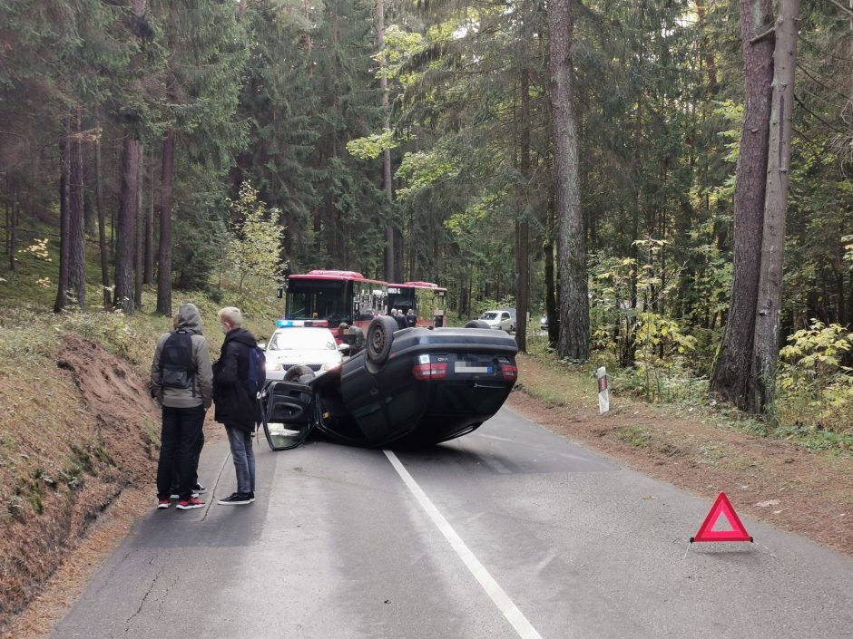 Per avariją Vilniuje „klevo lapu“ pažymėtas automobilis apsivertė ant stogo