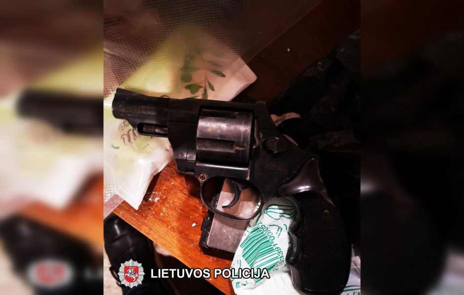 Klaipėdos rajone vyras smurtavo prieš moterį ir grasino jai revolveriu