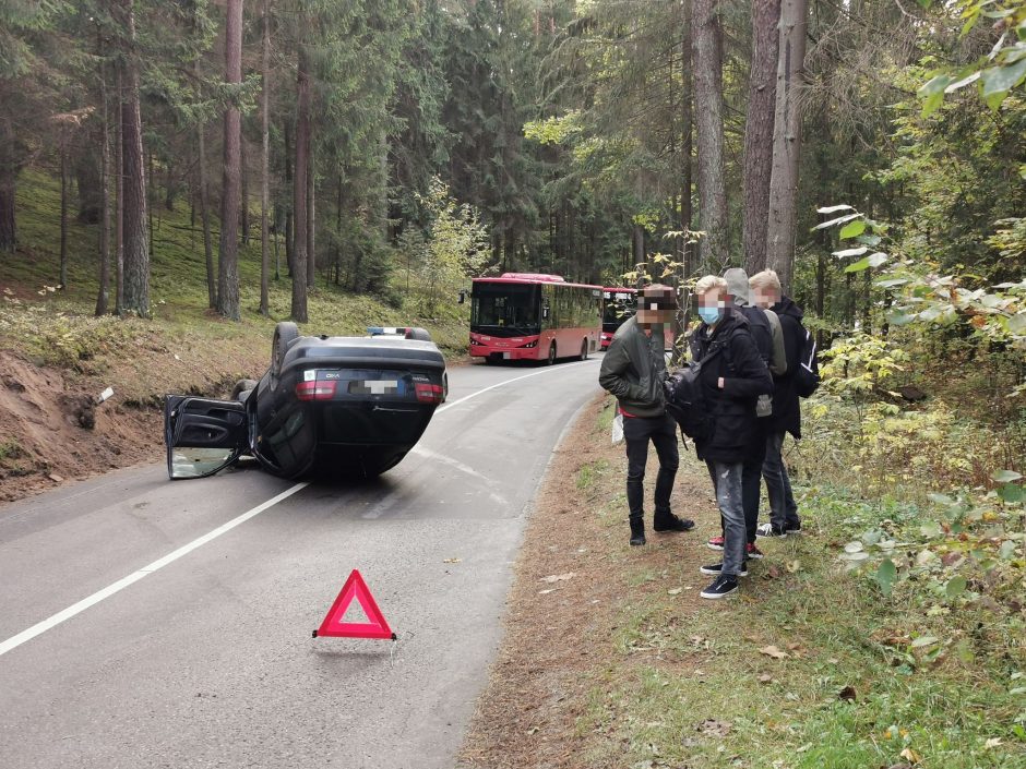 Per avariją Vilniuje „klevo lapu“ pažymėtas automobilis apsivertė ant stogo