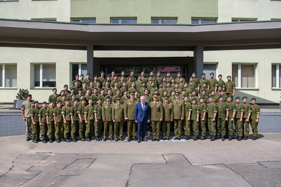 Beveik 100 aukštųjų mokyklų studentų tapo atsargos leitenantais