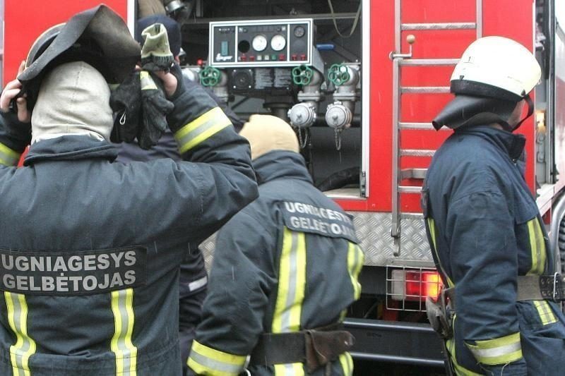 Ugniagesiai sukelti ant kojų: pranešta, kad Vilniaus rajone dega namas